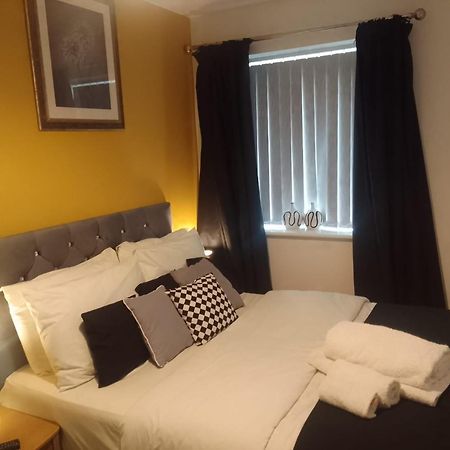 Ideal Home & Cottage Inviting 4 Bedroom Apartments Волсолл Екстер'єр фото