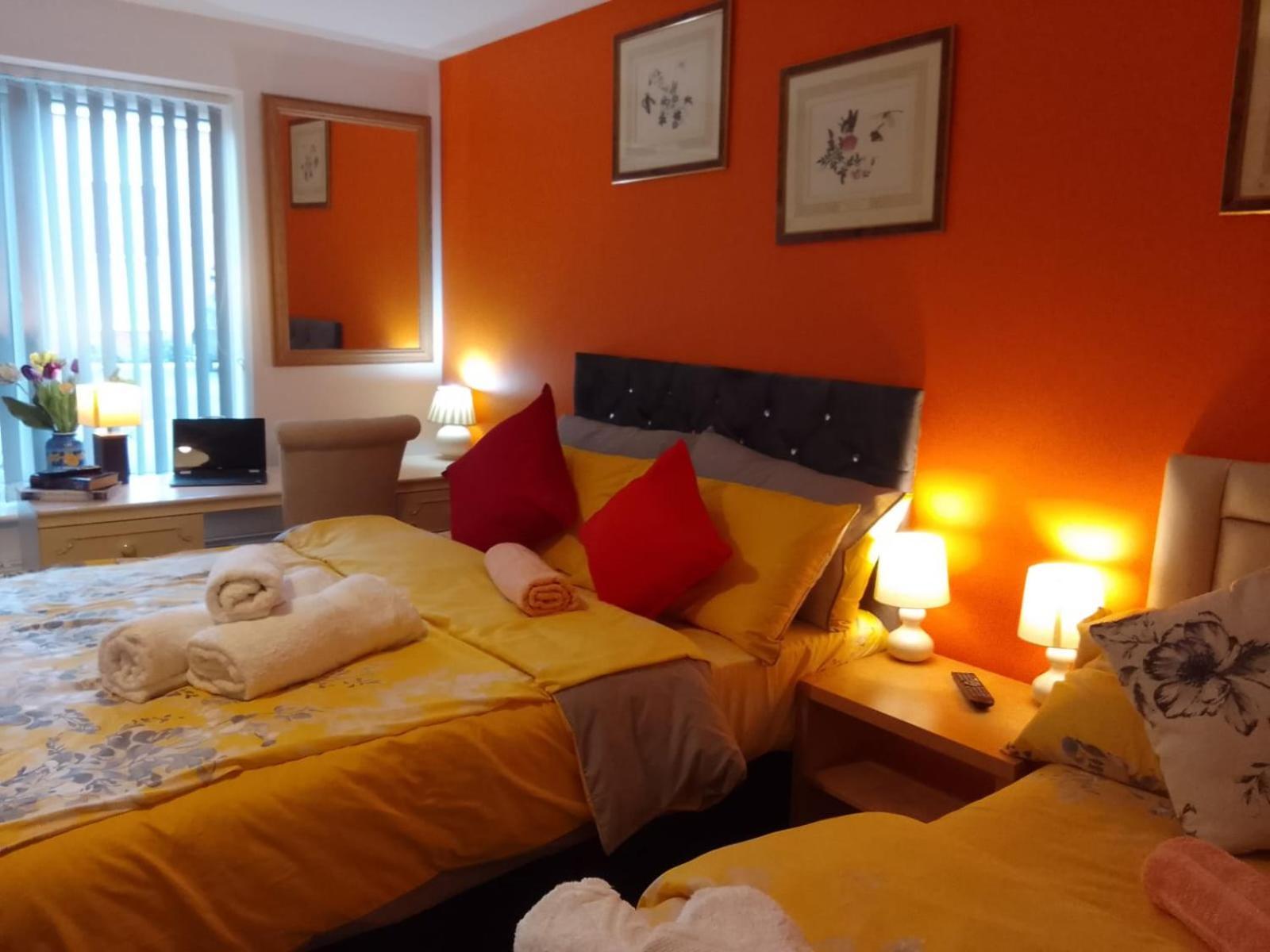Ideal Home & Cottage Inviting 4 Bedroom Apartments Волсолл Екстер'єр фото