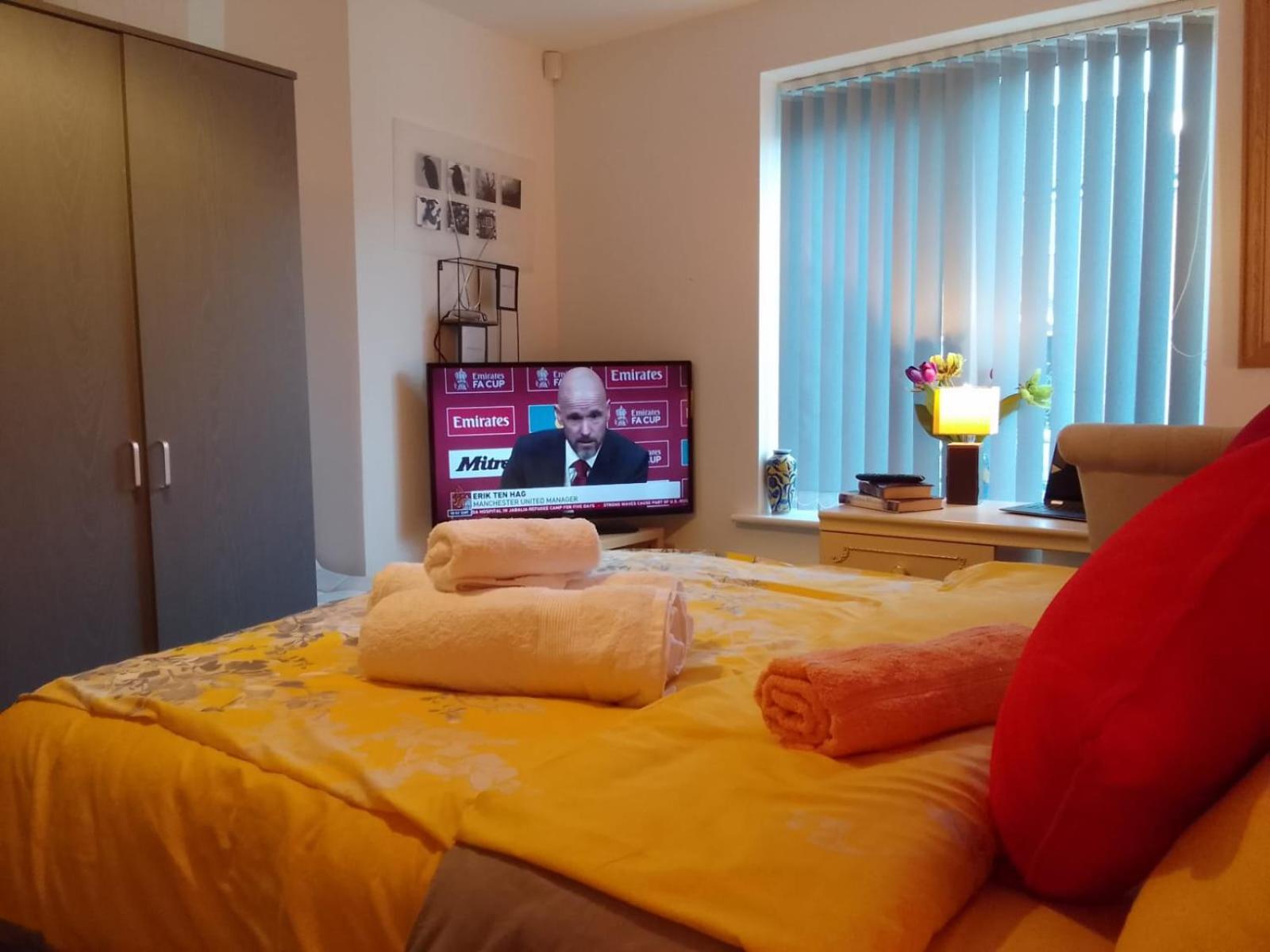 Ideal Home & Cottage Inviting 4 Bedroom Apartments Волсолл Екстер'єр фото