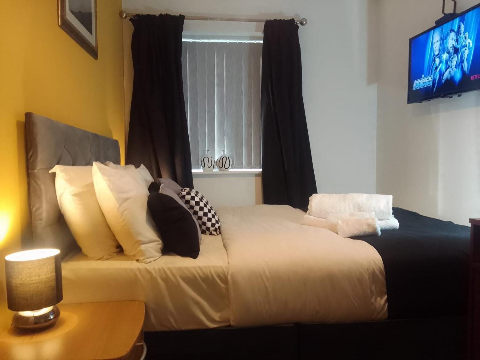 Ideal Home & Cottage Inviting 4 Bedroom Apartments Волсолл Екстер'єр фото