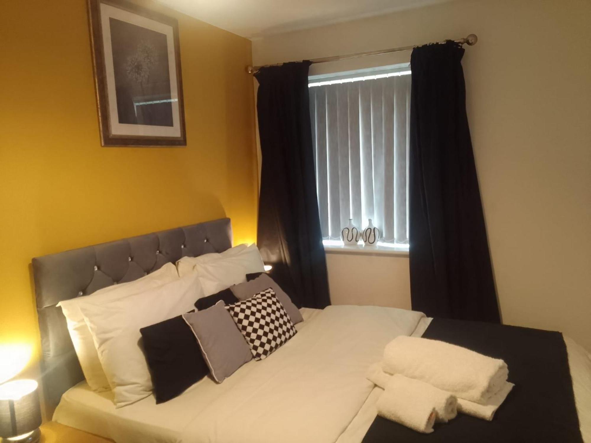 Ideal Home & Cottage Inviting 4 Bedroom Apartments Волсолл Екстер'єр фото