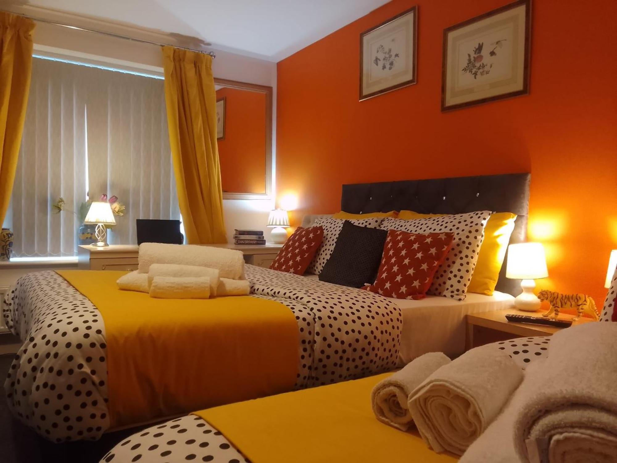 Ideal Home & Cottage Inviting 4 Bedroom Apartments Волсолл Екстер'єр фото
