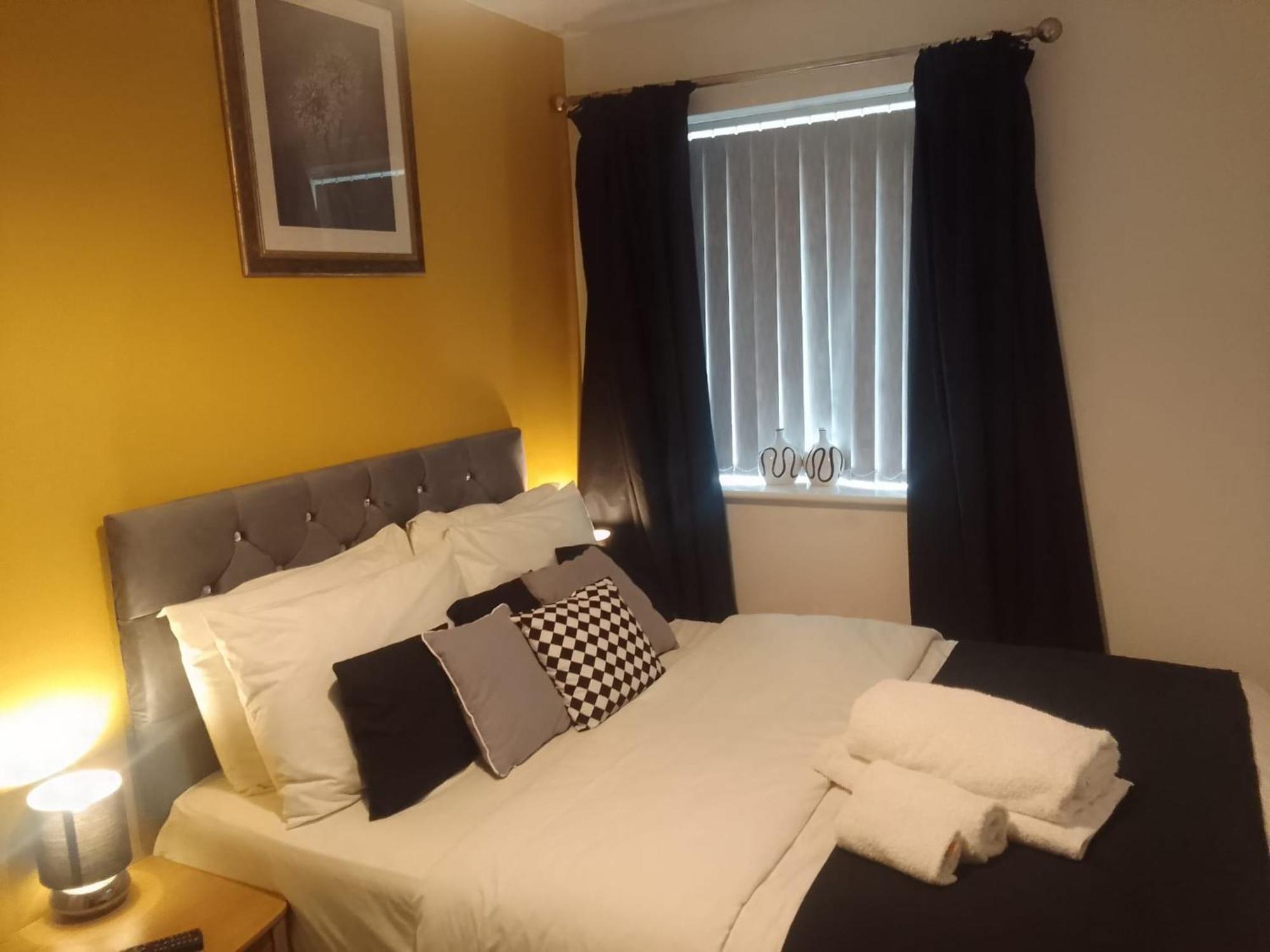 Ideal Home & Cottage Inviting 4 Bedroom Apartments Волсолл Екстер'єр фото