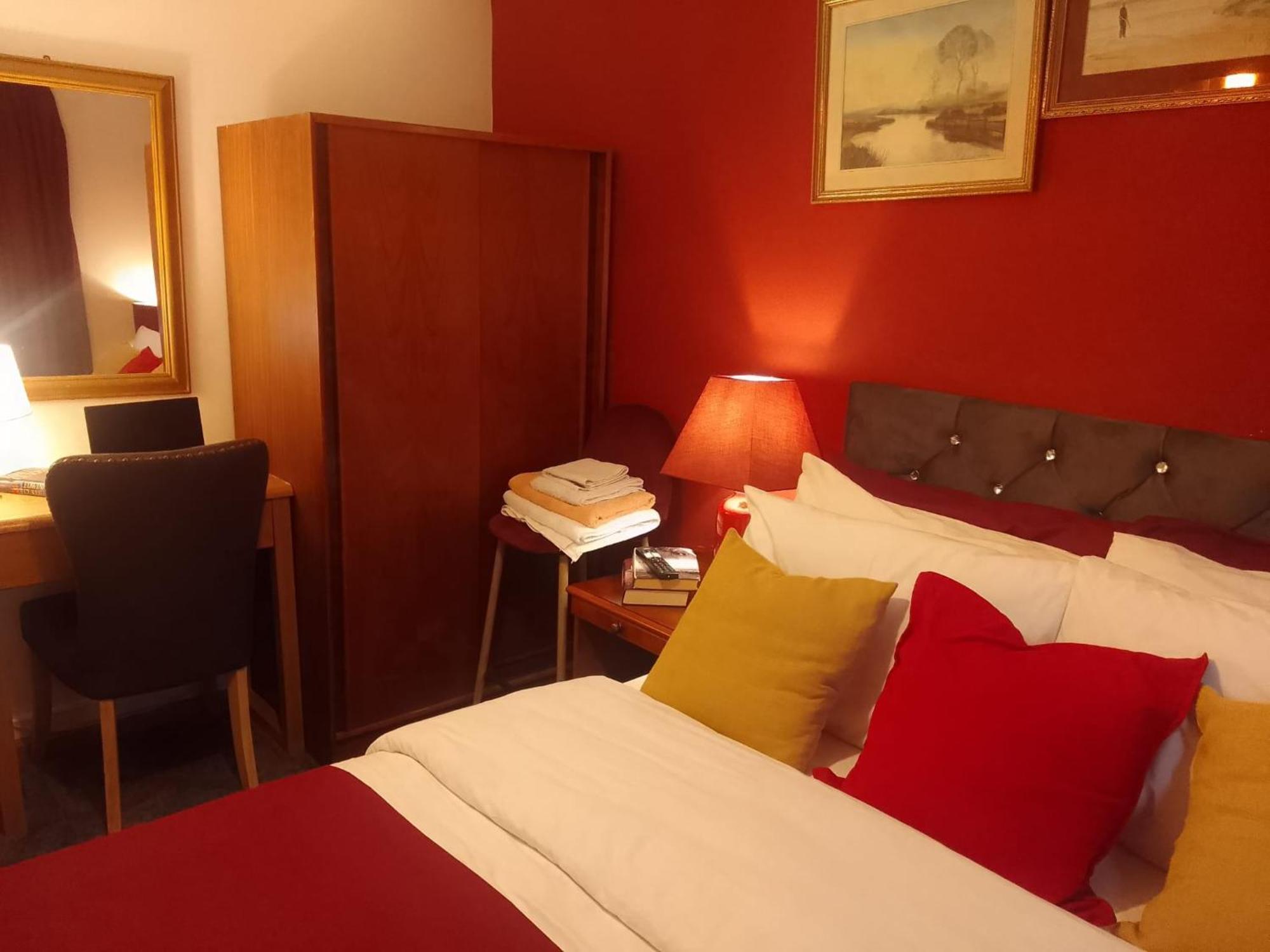 Ideal Home & Cottage Inviting 4 Bedroom Apartments Волсолл Екстер'єр фото